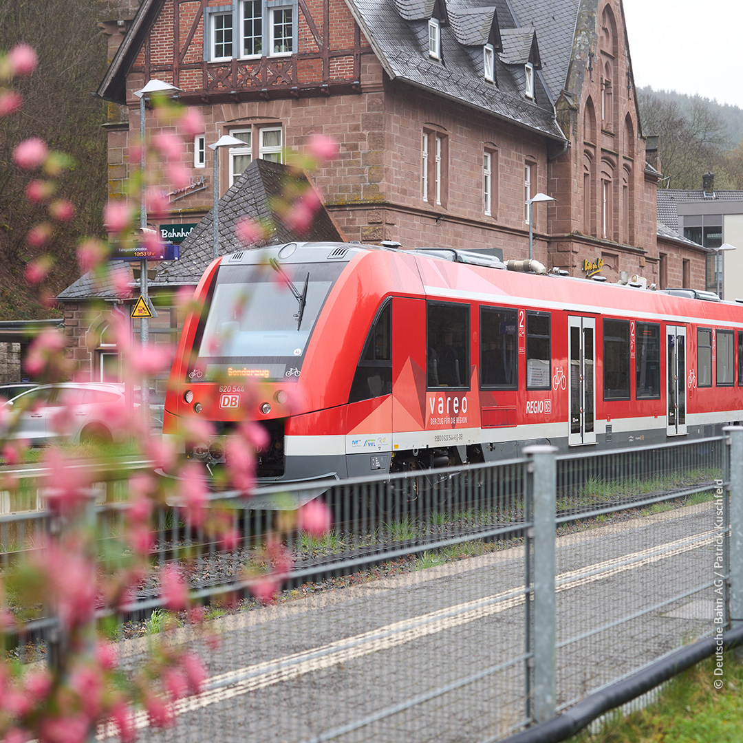 O strategie de succes Li sa oferit tren ieftin și au lăsat mașinile