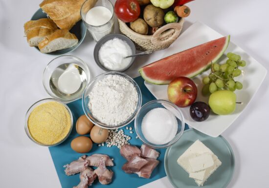 Prețurile la alimentele de bază rămân plafonate până la toamnă - proiect al Guvernului Bolojan