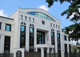 Un Mercedes s-a izbit de poarta Ambasadei Rusiei de la Chișinău