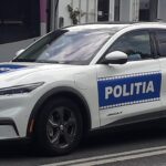 Polițiștii din Cluj au căpătat mașini electrice de lux pentru Untold. IPJ Cluj a cerut ca autocolantele cu „Poliția” să fie date jos