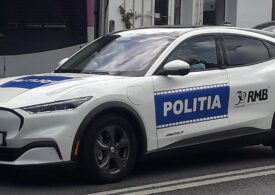 Polițiștii din Cluj au căpătat mașini electrice de lux pentru Untold. IPJ Cluj a cerut ca autocolantele cu "Poliția" să fie date jos