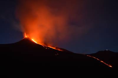 Cel mai activ vulcan din Europa a început să erupă. Zborurile din zonă au fost perturbate (Foto & Video)