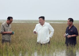 Kim Jong Un a intrat până la brâu în apă, într-un câmp inundat, ca să-i critice pe "leneșii" din Guvern (Foto)