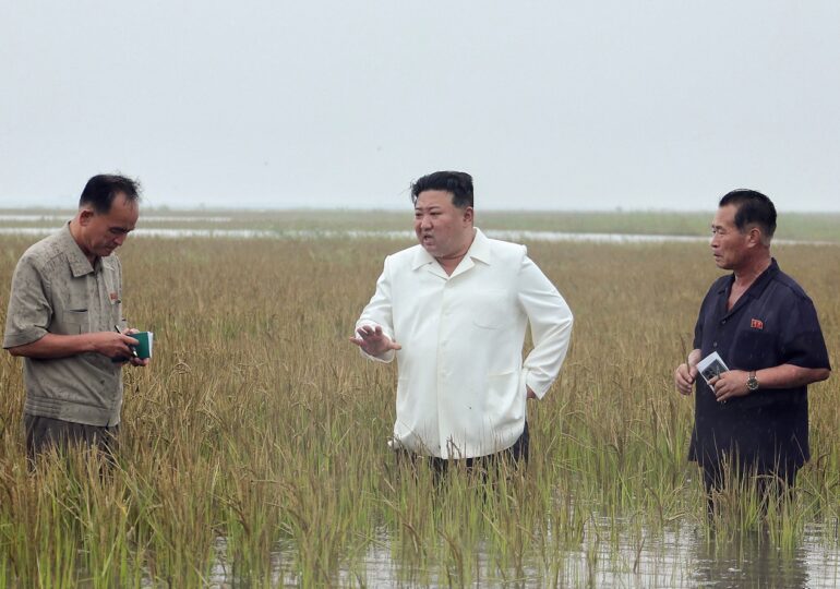 Kim Jong Un a intrat până la brâu în apă, într-un câmp inundat, ca să-i critice pe "leneșii" din Guvern (Foto)