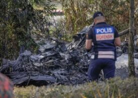 Un avion s-a prăbușit pe o șosea din centrul Malaeziei: Zece morți (Video)