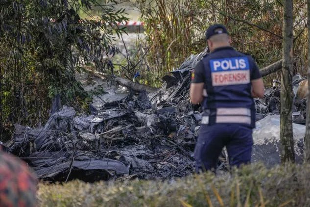 Un avion s-a prăbușit pe o șosea din centrul Malaeziei: Zece morți (Video)