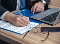 Două mari organizații patronale se revoltă împotriva proiectului „Avocat obligatoriu”. Firmele ar putea plăti în plus pentru fiecare contract