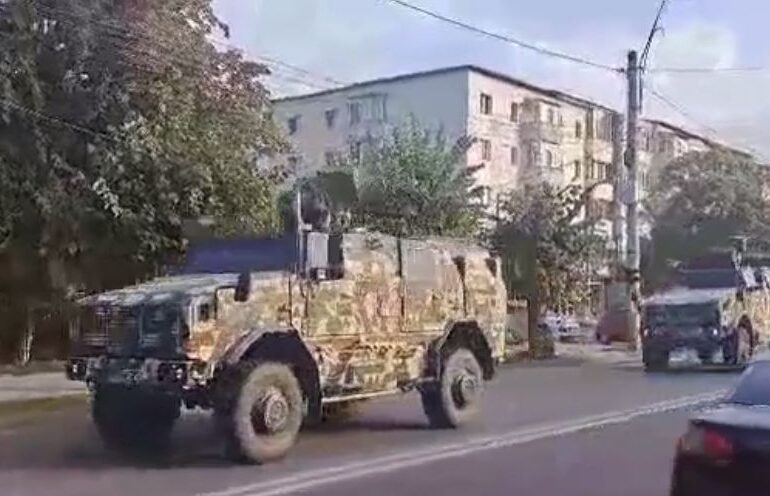 Un convoi NATO a făcut accident în Bacău: Două vehicule militare s-au lovit, unul a ajuns în șanț