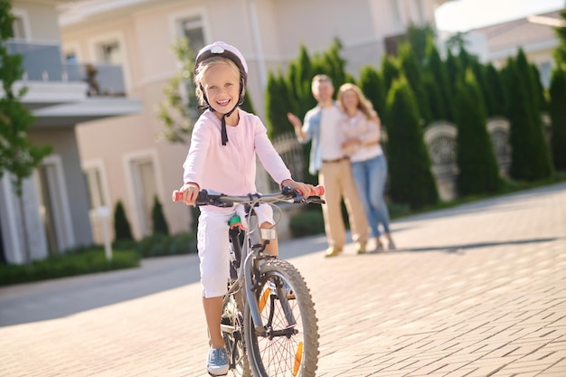 De ce să îți înveți copilul regulile de circulație pe bicicletă încă de la o vârstă fragedă