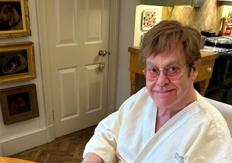 Elton John a ajuns la spital după ce a căzut în vila sa din Nisa