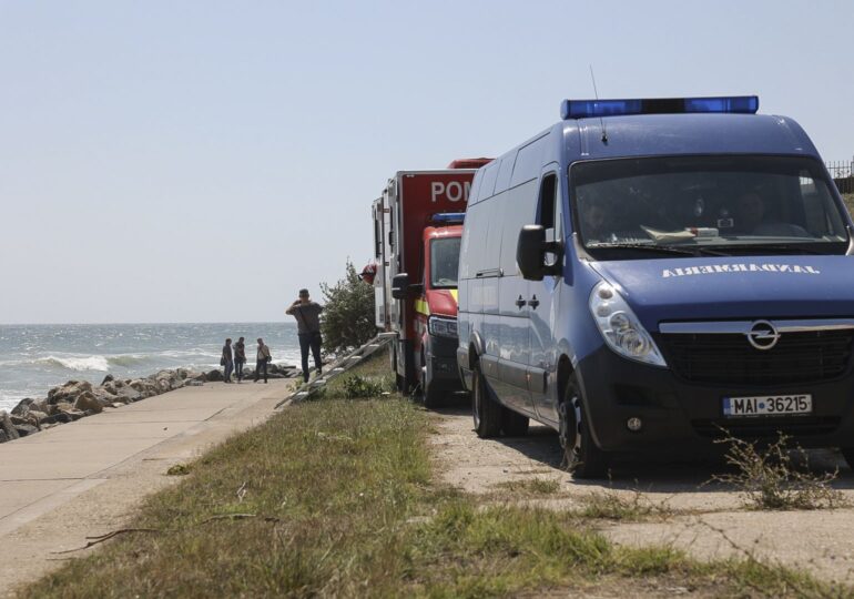 O mină marină a explodat lângă un dig din Costinești. O alta ar pluti pe mare (Foto & Video) <span style="color:#990000;">UPDATE</span> O navă militară și un elicopter vor inspecta litoralul