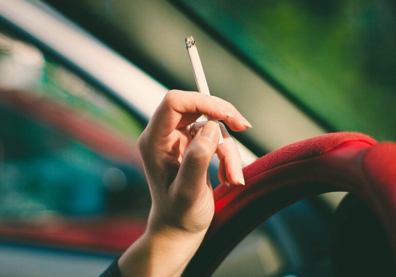 Fumatul în Europa. Unde nu sunt mai deloc reguli, unde e interzis și în mașina personală și cum se situează România