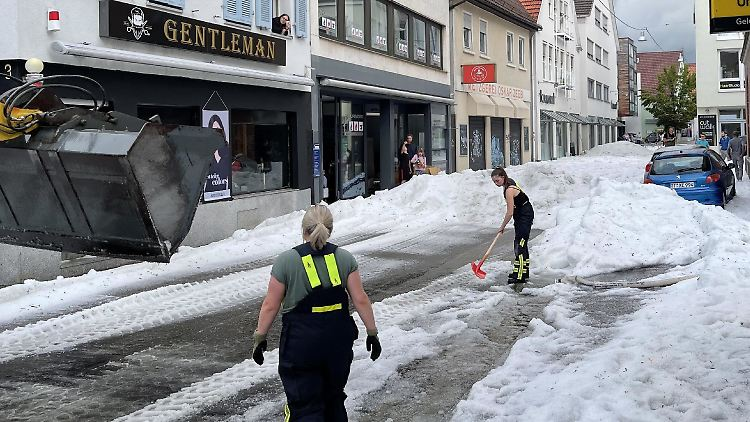 Cantități enorme de grindină au căzut în Germania. Au fost scoase plugurile de zăpadă pe străzi (Foto & Video)