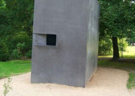 Un monument al homosexualilor exterminați de naziști a fost vandalizat. Au vrut să-i dea foc și l-au umplut cu un verset din Vechiul Testament