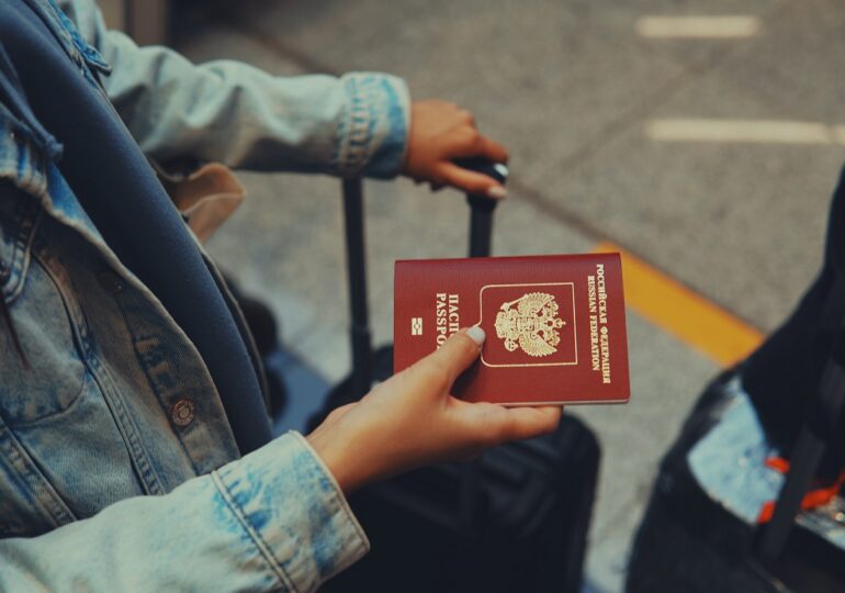 Schema prin care Kremlinul face rost de "cetățeni ruși": Ucrainenii care își iau pașaport rusesc primesc locuințe gratis