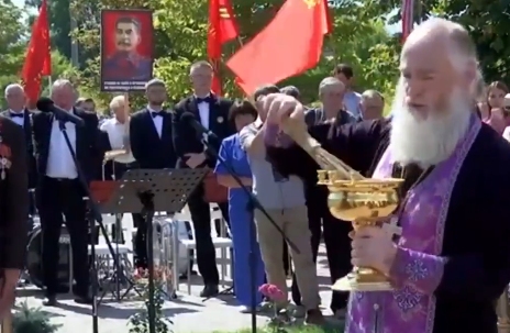 Preoți ruși au sfințit o statuie a lui Stalin: Datorită lui acum avem mulți noi martiri (Video)