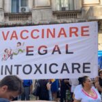 Protest AUR față de vaccinarea obligatorie. Un bărbat a vrut să intre pe geam în biroul lui Rafila. Reacția ministrului: Intoxicarea e politică, nu din vaccin (Foto & Video)