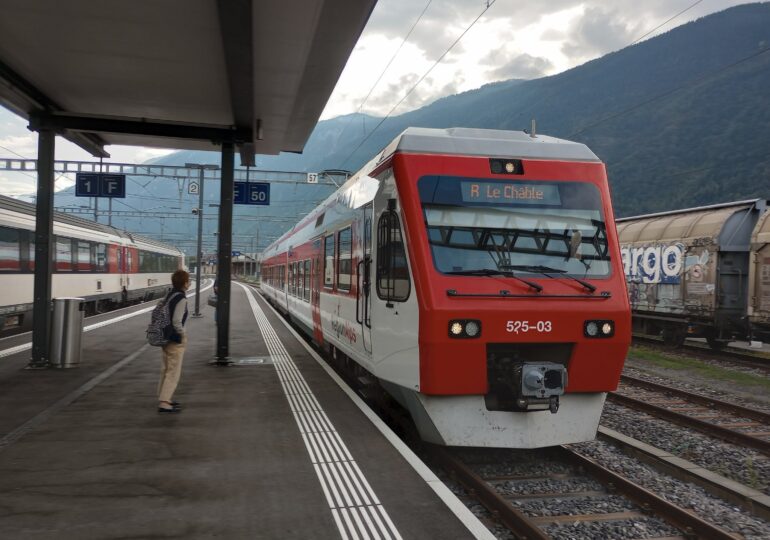 O alunecare masivă de bolovani a blocat autostrada și circulația trenurilor între Franța și Italia (Foto&Video)