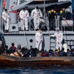 Situație gravă și disperată în Insula Lampedusa: Peste 6.000 de migranți au venit în 24 de ore, un bebeluș s-a înecat (Video)