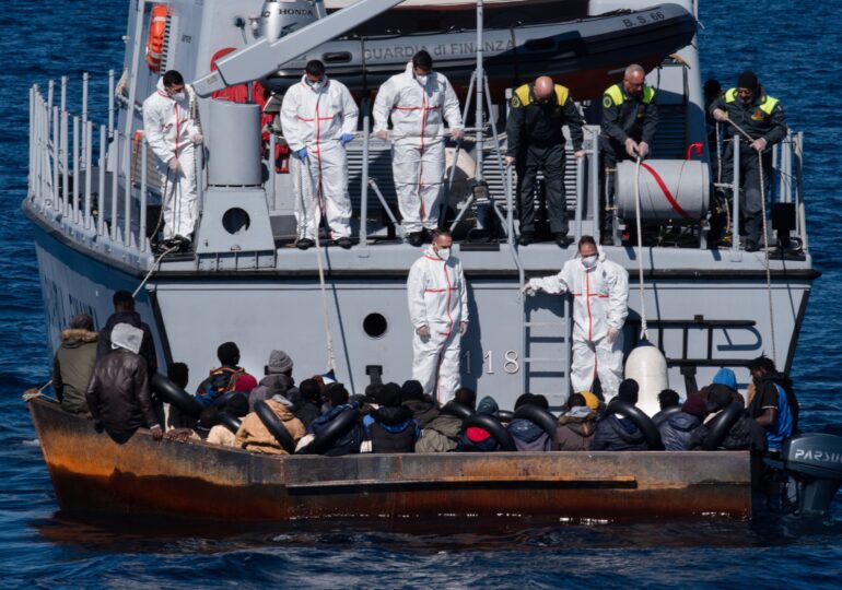 Situație gravă și disperată în Insula Lampedusa: Peste 6.000 de migranți au venit în 24 de ore, un bebeluș s-a înecat (Video)