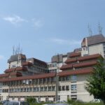 Angajați ai unui spital din Argeș, prinși în timp ce fumau în apropieare secțiilor de Pediatrie și Neonatologie