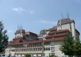 Angajați ai unui spital din Argeș, prinși în timp ce fumau în apropieare secțiilor de Pediatrie și Neonatologie