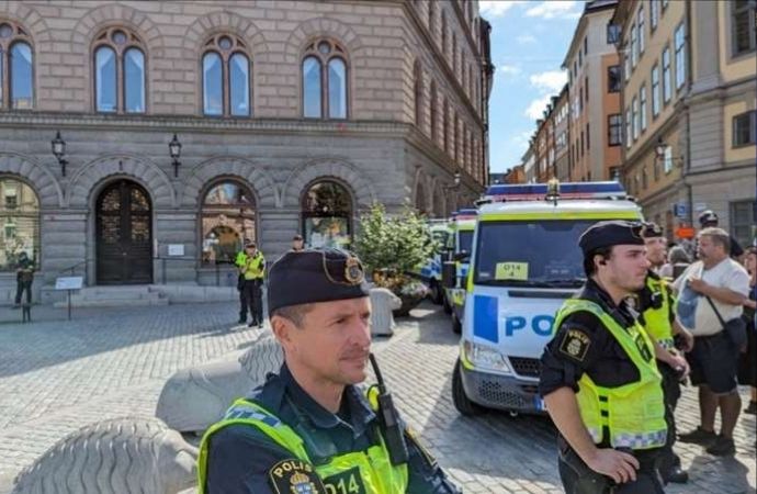 Mai multe arestări în Suedia, după ce încă un Coran a fost ars. Trecătorii au aruncat cu pietre spre organizatorul evenimentului