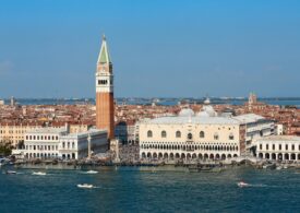 După multe avertismente, Veneția chiar introduce un sistem de taxă pentru turiști