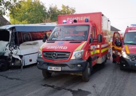 Un camion a lovit în plin un microbuz, în Mureș. O persoană a murit, 12 sunt rănite