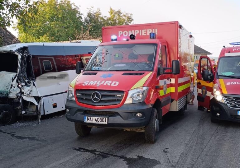 Un camion a lovit în plin un microbuz, în Mureș. O persoană a murit, 12 sunt rănite