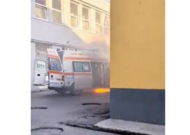 Ambulanță în flăcări în fața Spitalului Județean Constanța (Video)