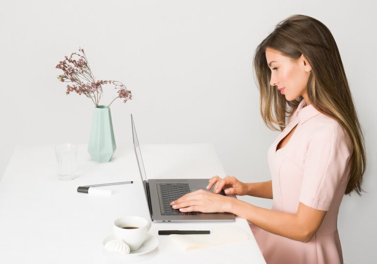 Poziția corectă la birou: Cum să ai grijă de postura și de sănătatea ta