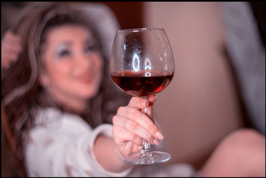 De ce acționează alcoolul mai rapid la femei?