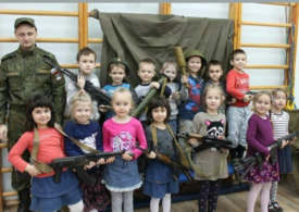 Copiii din Rusia se pregătesc de război: Elevii învață la școală cum să arunce grenade și să tragă cu arma