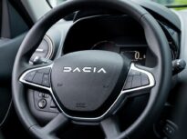 Piața auto din România, cea mai mare scădere la înmatriculărilor noi din Europa. Vânzările Dacia în UE scad cu 30%, chinezii intră în piață ca în brânză