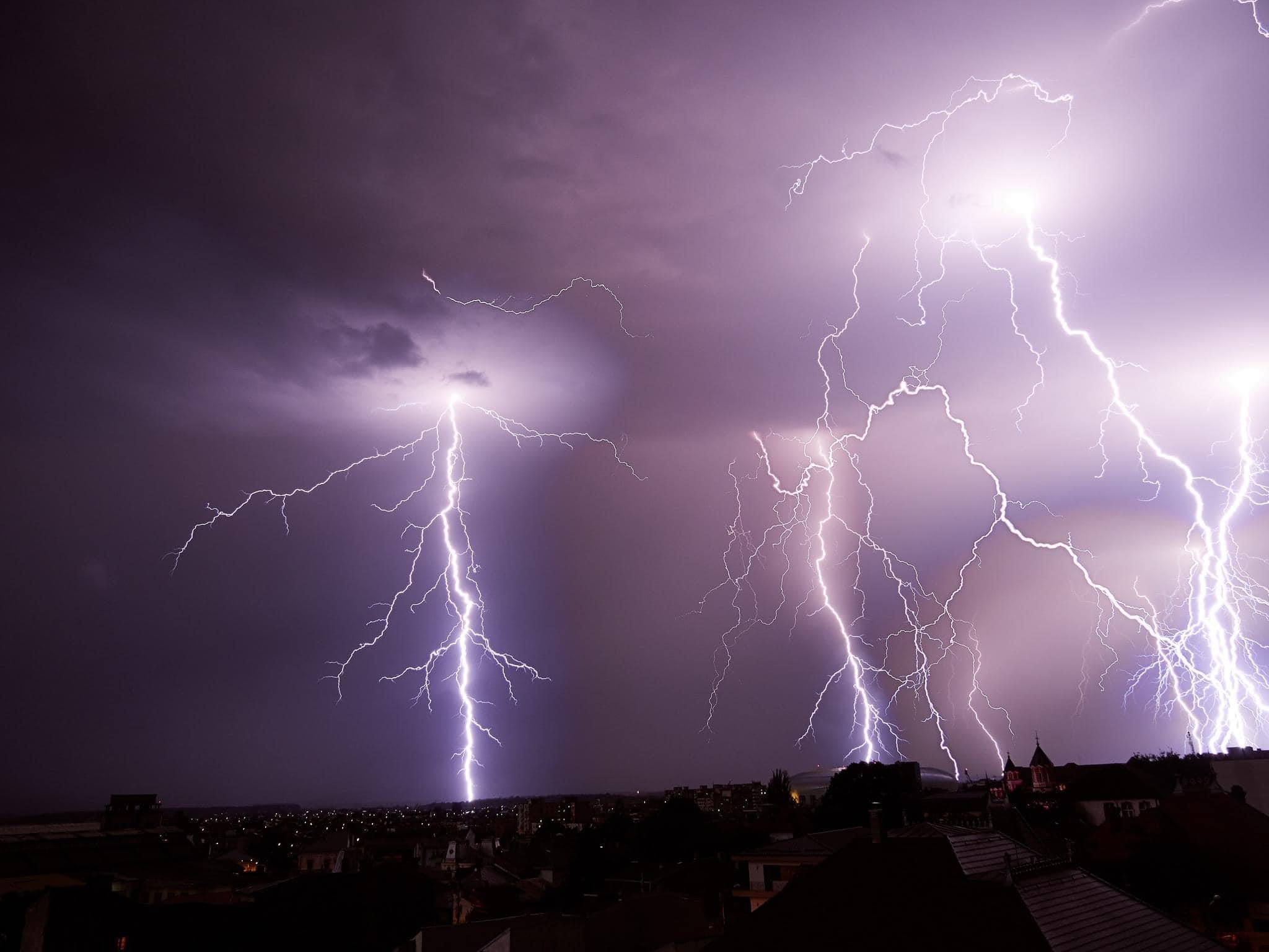 România intră sub alertă meteo: Ploi torențiale, răcire bruscă, ninsoare – coduri și hărți ANM