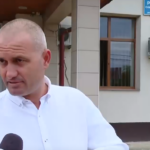 Primarul din Crevedia s-a ascuns într-un magazin când a fost întrebat despre terenul primit de un apropiat: Mă hărțuiți, sincer! (Video)