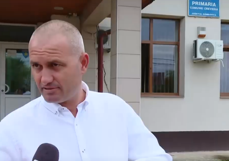 Primarul din Crevedia s-a ascuns într-un magazin când a fost întrebat despre terenul primit de un apropiat: Mă hărțuiți, sincer! (Video)