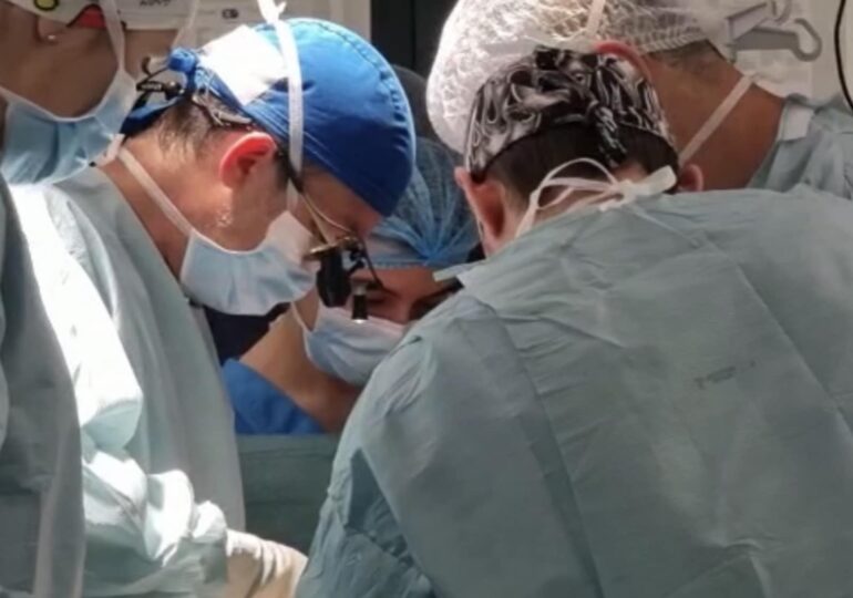 Prima implantare a unei inimi artificiale la un copil, în România