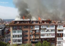 Focul de la Craiova a fost stins după 5 ore. Au ars aproape complet 26 de apartamente. Locatarii sunt furioși pe pompieri (Video)