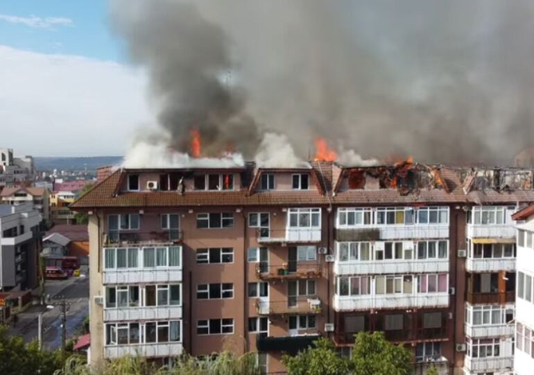 Focul de la Craiova a fost stins după 5 ore. Au ars aproape complet 26 de apartamente. Locatarii sunt furioși pe pompieri (Video)