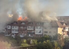 Incendiu la mansarda unui bloc din Craiova. Zeci de oameni evacuați, există și răniți (Video)