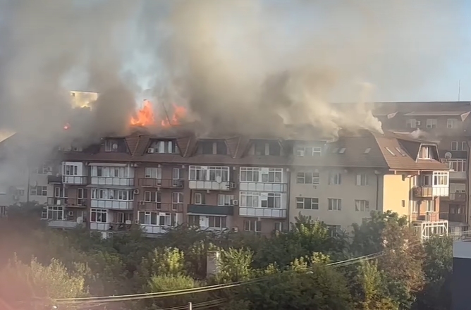 Incendiu la mansarda unui bloc din Craiova. Zeci de oameni evacuați, există și răniți (Video)
