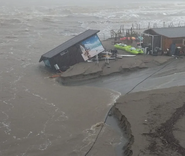 Români surprinși de inundații în Grecia și Bulgaria. MAE anunță ce s-a întâmplat cu turiștii blocați pe feribot