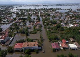 Sute de români se află încă în zonele din Grecia devastate de ape. A fost cea mai puternică furtună de când se fac măsurători (Video)