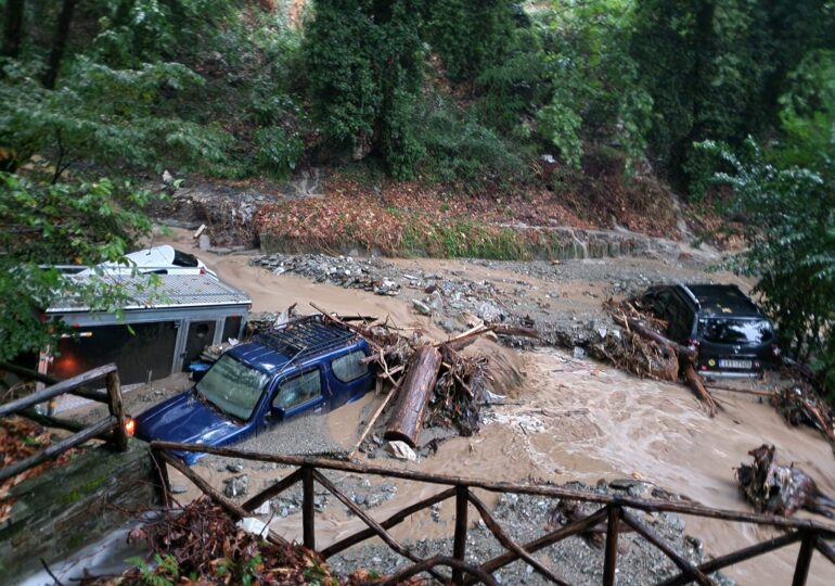 După incendii, Grecia e lovită de furtuni și viituri: Un mort, străzi inundate, mașini înghițite de ape (Video)
