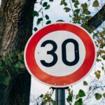 Cum ar fi să avem limită de viteză de 32 km/h în localități? Salvare de vieți sau război cu șoferii?