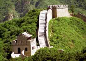 Două persoane au fost arestate după ce au spart cu excavatorul o "scurtătură" prin Marele Zid Chinezesc