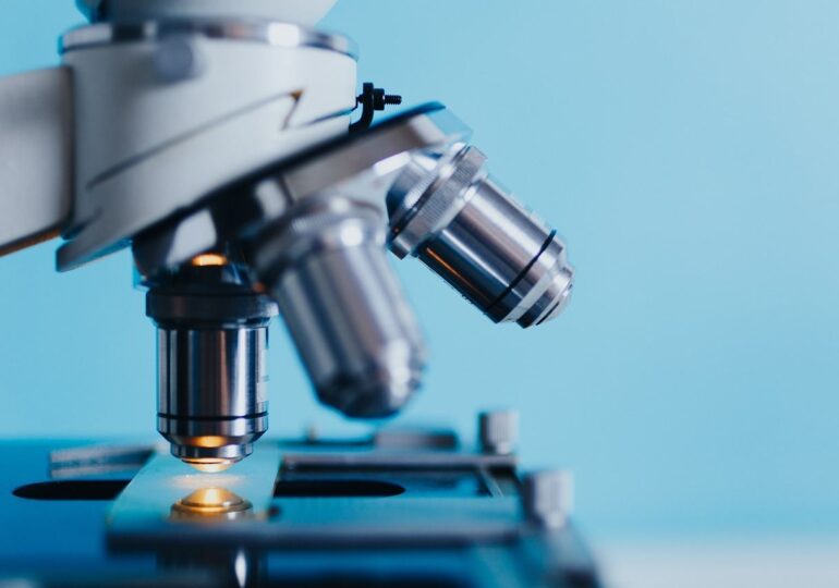 Google și Pentagonul construiesc un microscop AI care detectează cancerul