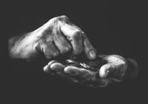 INVIZIBILII Pensionarii în risc de sărăcie și excluziune socială: Câte să mai suporte omul? Uită-te la mine!